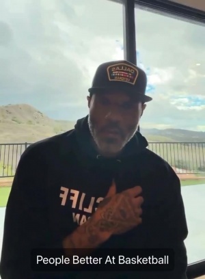 肯扬·马丁直播列举50个比追梦更强大前锋 最后：没提我自己~