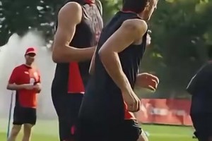 鄙人不善唱歌！新人入队要唱歌，魔笛选择给全队买iPhone！