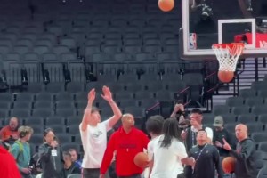 清新脱俗~云南玉昆女主持这肩好宽啊，但确实看着挺甜的