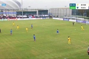 离大谱！中冠青海门将这次出击，险些留了个空门给对手！