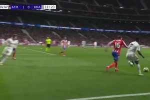 此前维尼修斯被断后直接摆烂，贝林拍地+怒吼维尼修斯！！