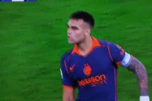 卡拉格看到利物浦被绝杀后脸色瞬间变化，你这小老头真会玩