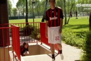 友谊第一！张林艳与凯莉在比赛暂停时相谈甚欢