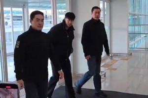 画面却变得如此熟悉又陌生，孙兴慜与热刺队友们一一拥抱