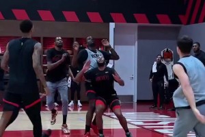 帕蒂·米尔斯三分手感太顺了，出手快、弧度稳