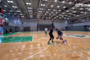 这医疗水平太恐怖了！塔图姆跟腱断裂7个月，居然已经能进行这种对抗了！