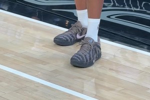 这熟悉的姿势！李凯尔身穿莫兰特3代，进行赛前热身训练